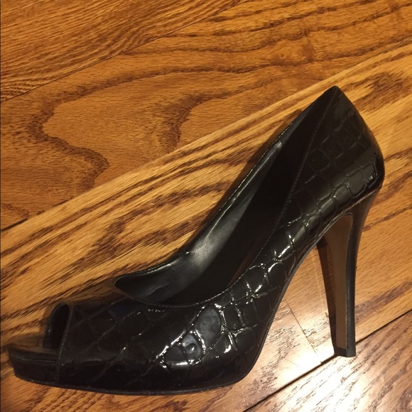 Size 7 1/2 Nine West heels - Picture 3 of 3